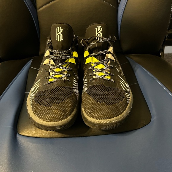 Nike Kyrie Flytrap V5 Basketball Shoes - Picture 2 of 7